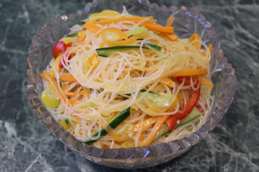 Салат с фунчозой и овощами