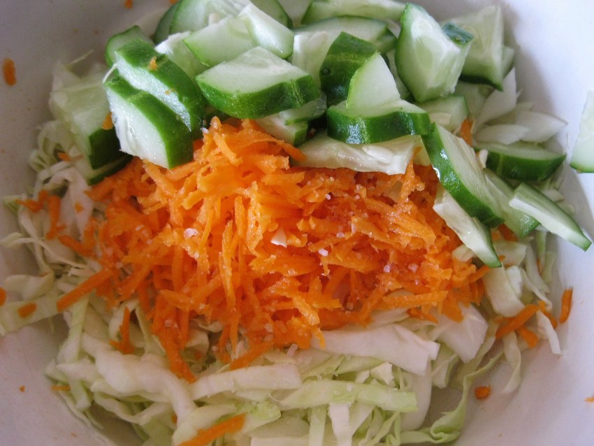 Салат из капусты моркови и огурца
