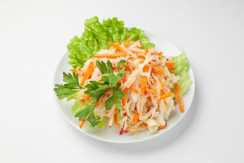 Салат из моркови с маслом на белом фоне