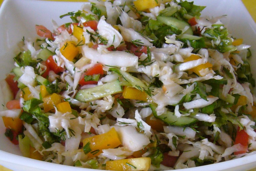 Салат с пекинской капустой и горошком
