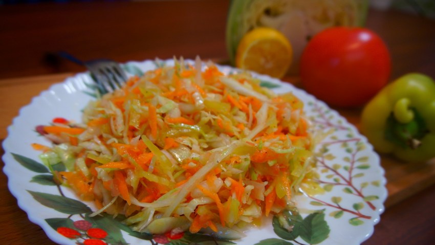 Салат из свежей капусты и моркови с уксусом и маслом