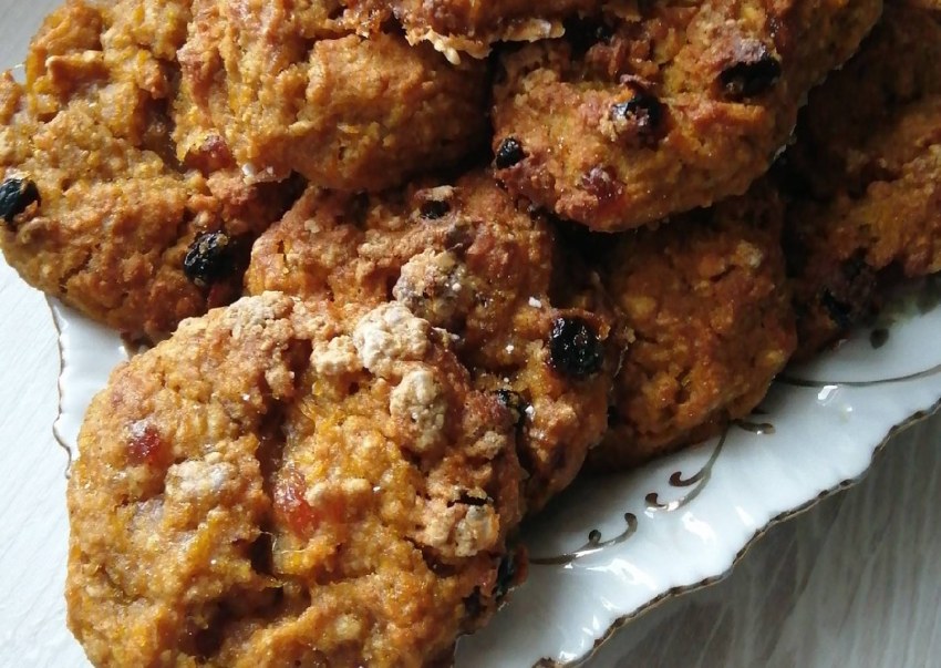 Песочное печенье с изюмом и орехами