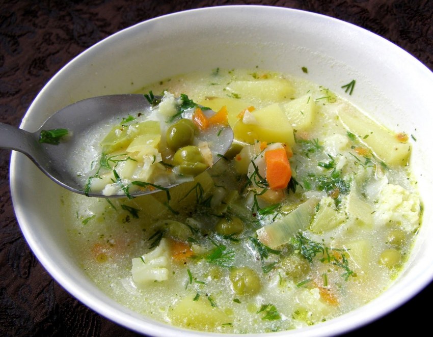 Суп с зелёным горошком и колбасой