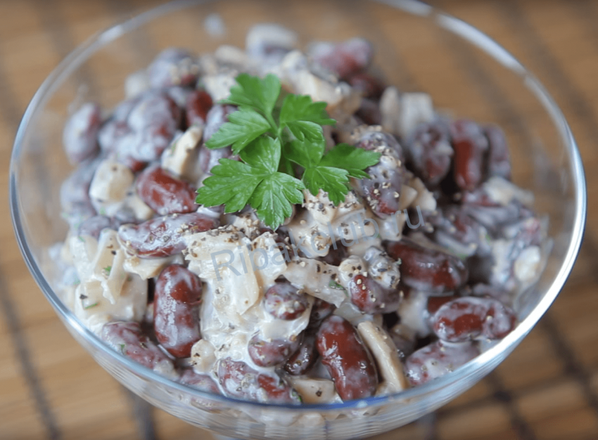 Салат с фасолью и курицей
