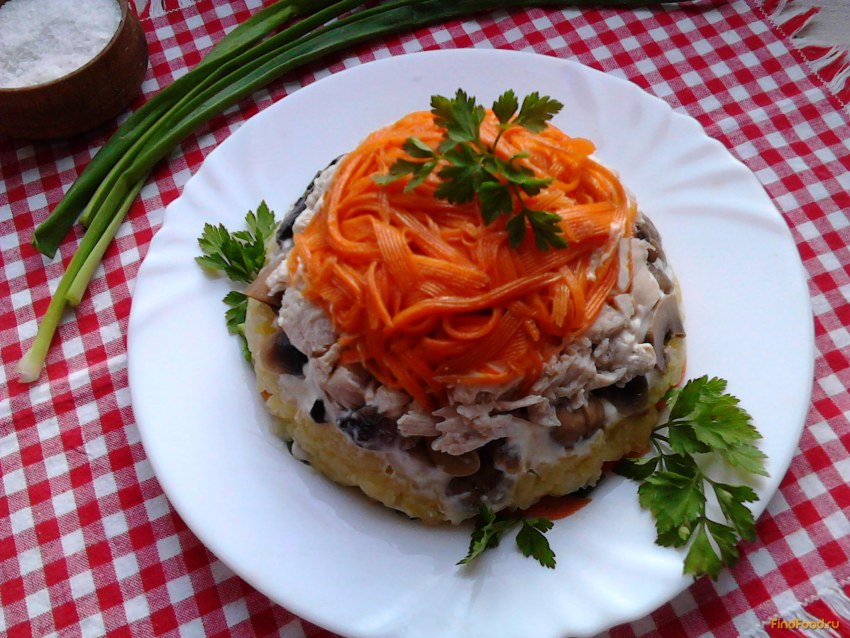 Салат с черносливом и курицей и корейской морковкой