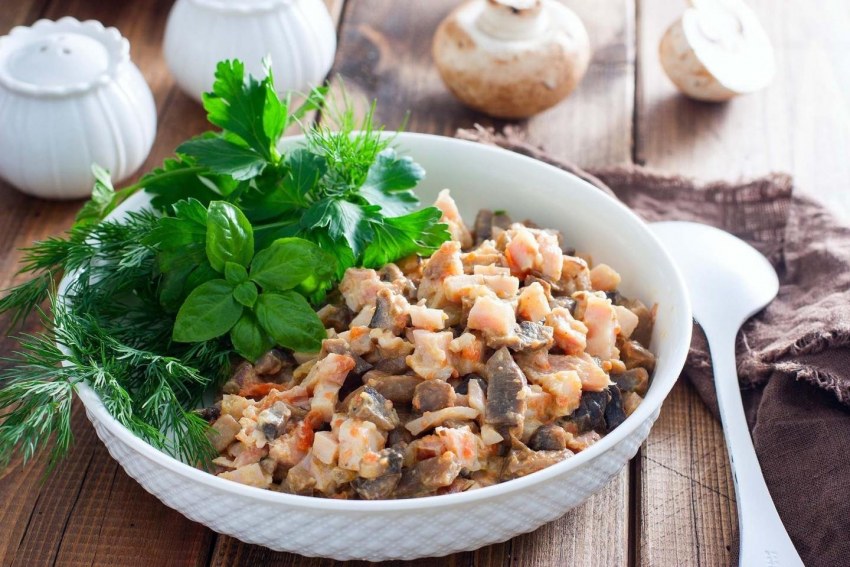 Салат с копчёной куриной грудкой и шампиньонами