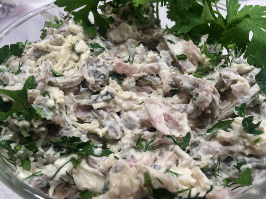 Салат с курицей и грибами