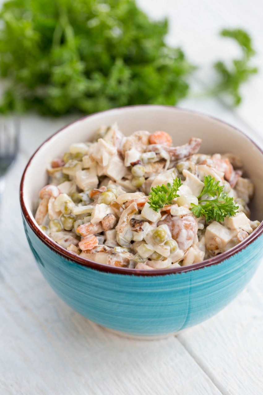 Грибной салат с курицей