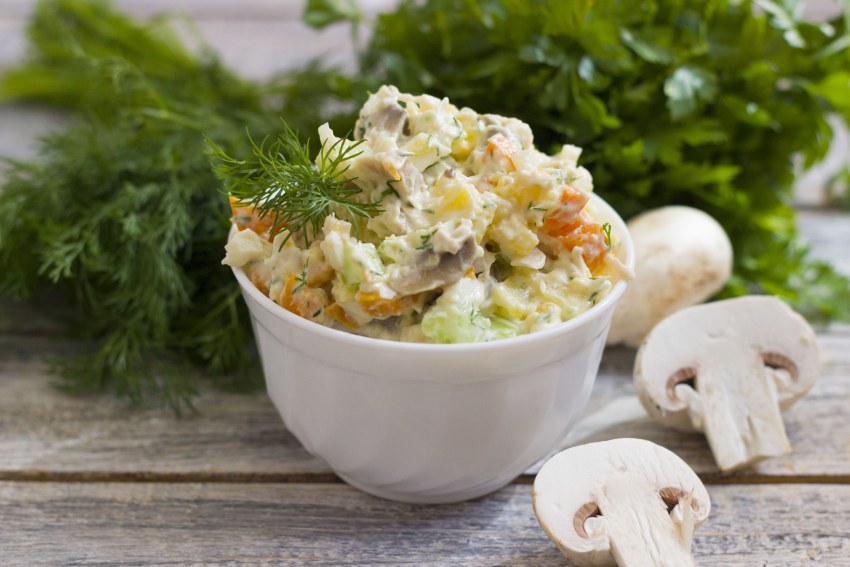 Салат из шампиньонов и курицы с сыром