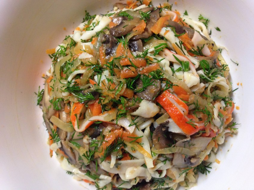 Салат с жареной морковью и грибами и крабовыми палочками
