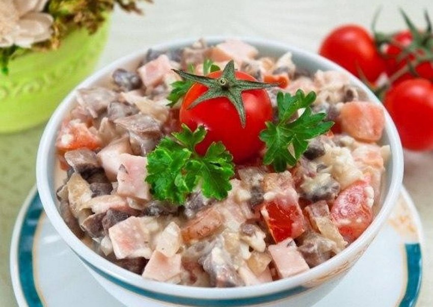 Салат с ветчиной, грибами и помидорами