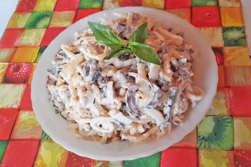 Салат с кальмарами и грибами