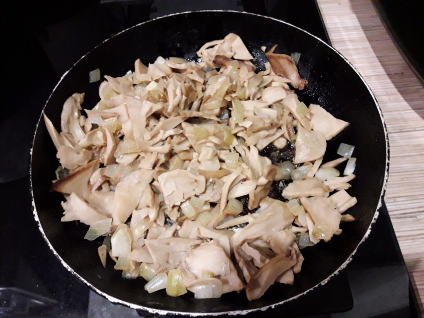 Салат из грудки и шампиньонов