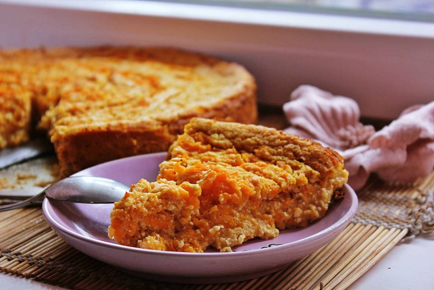 Тыква с яблоками и манкой в духовке