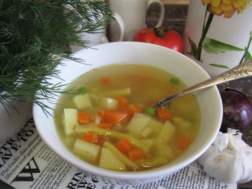 Легкий овощной суп на курином бульоне