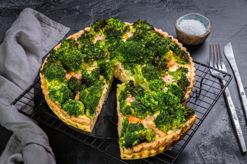 КИШ С рыбкой, горошком и броколли