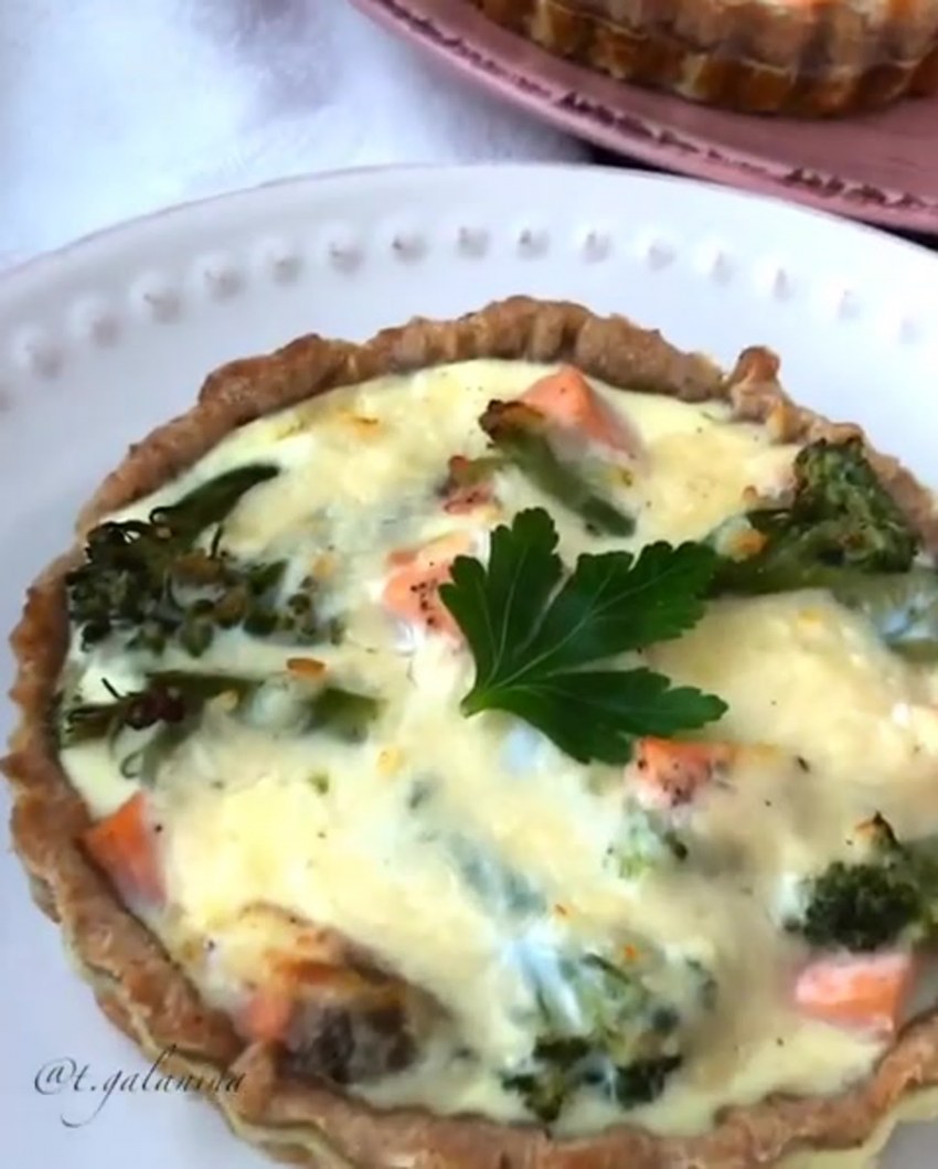 КИШ С семгой и брокколи