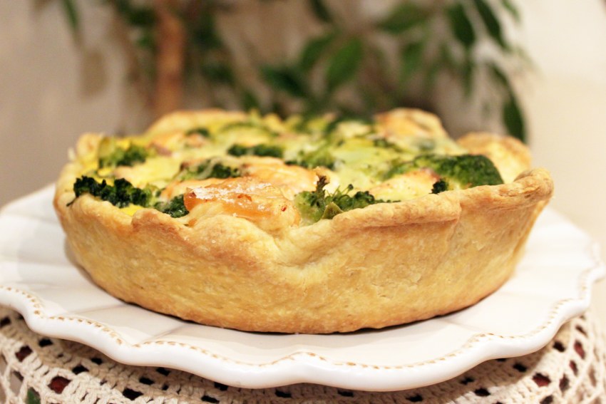 КИШ С семгой и брокколи