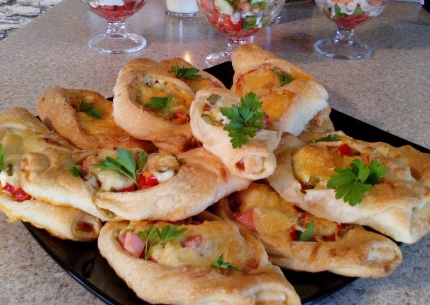 Лодочки с картошкой и мясом из слоеного теста