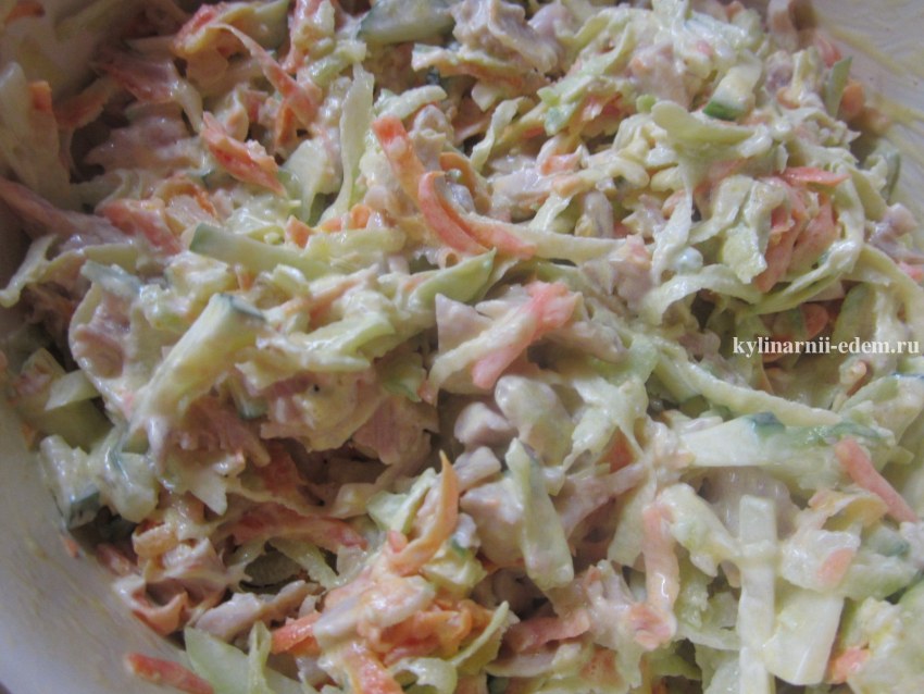 Салат с зеленой редькой и курицей