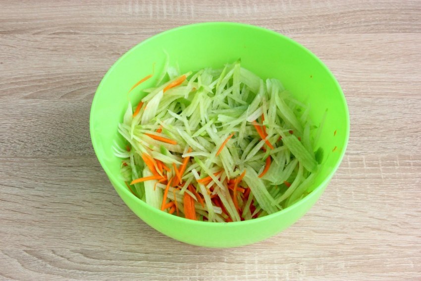 Салат из черной редьки с киви
