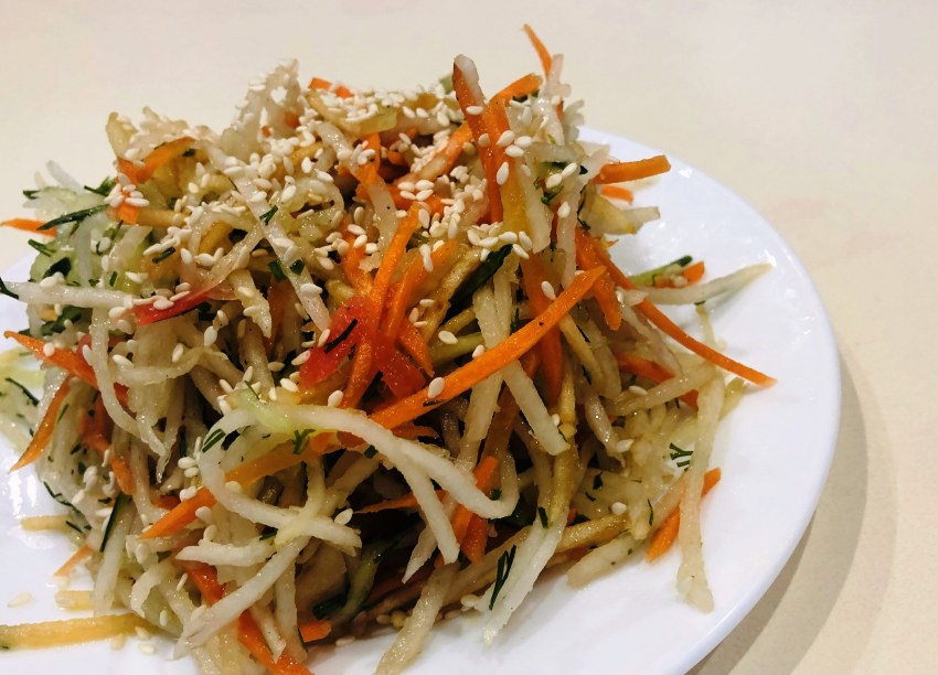 Салат из копченой курицы и редьки