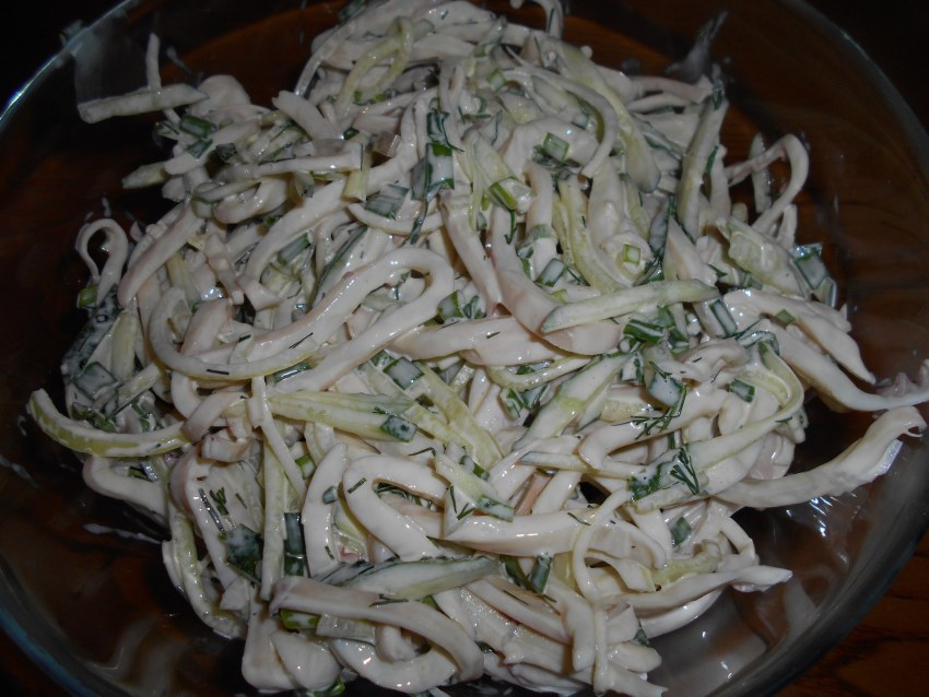 Салат с маринованным огурцом