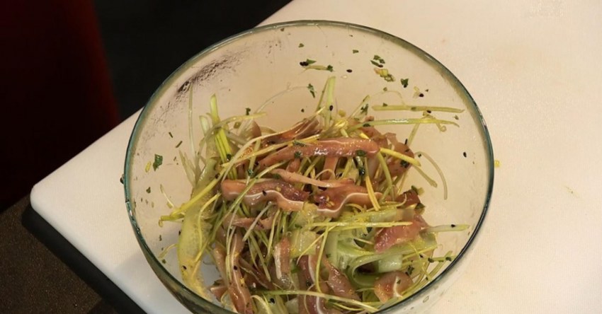 Салат с ушками свиными с огурцами
