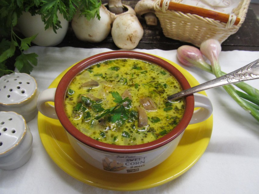Суп с сырными клецками и горошком
