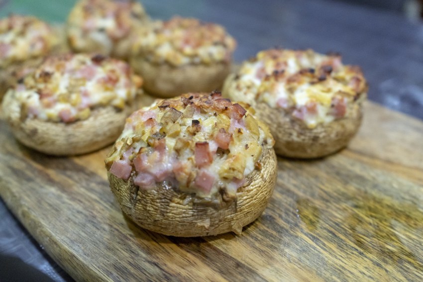 Шампиньоны фаршир сыром