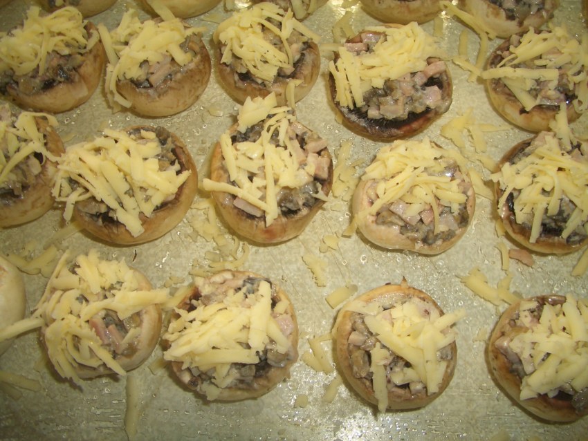 Фаршированные шампиньоны в духовке с сыром и говяжьим фаршем