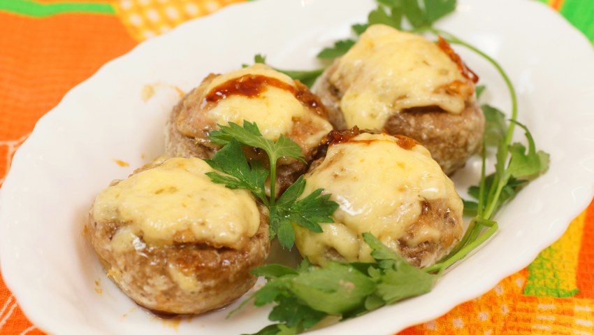 Фаршированные шампиньоны в духовке с овощами и сыром