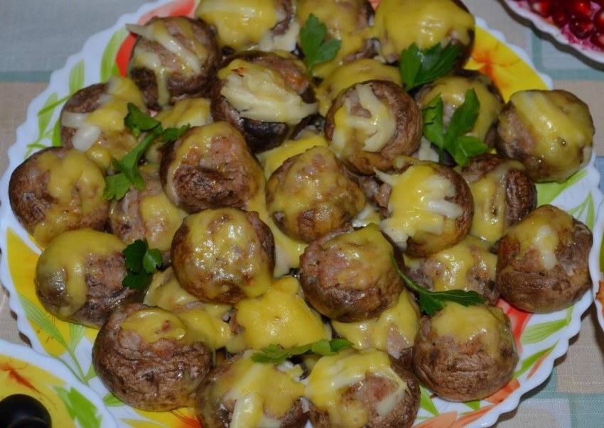Фаршированные шампиньоны в духовке с сыром и курицей
