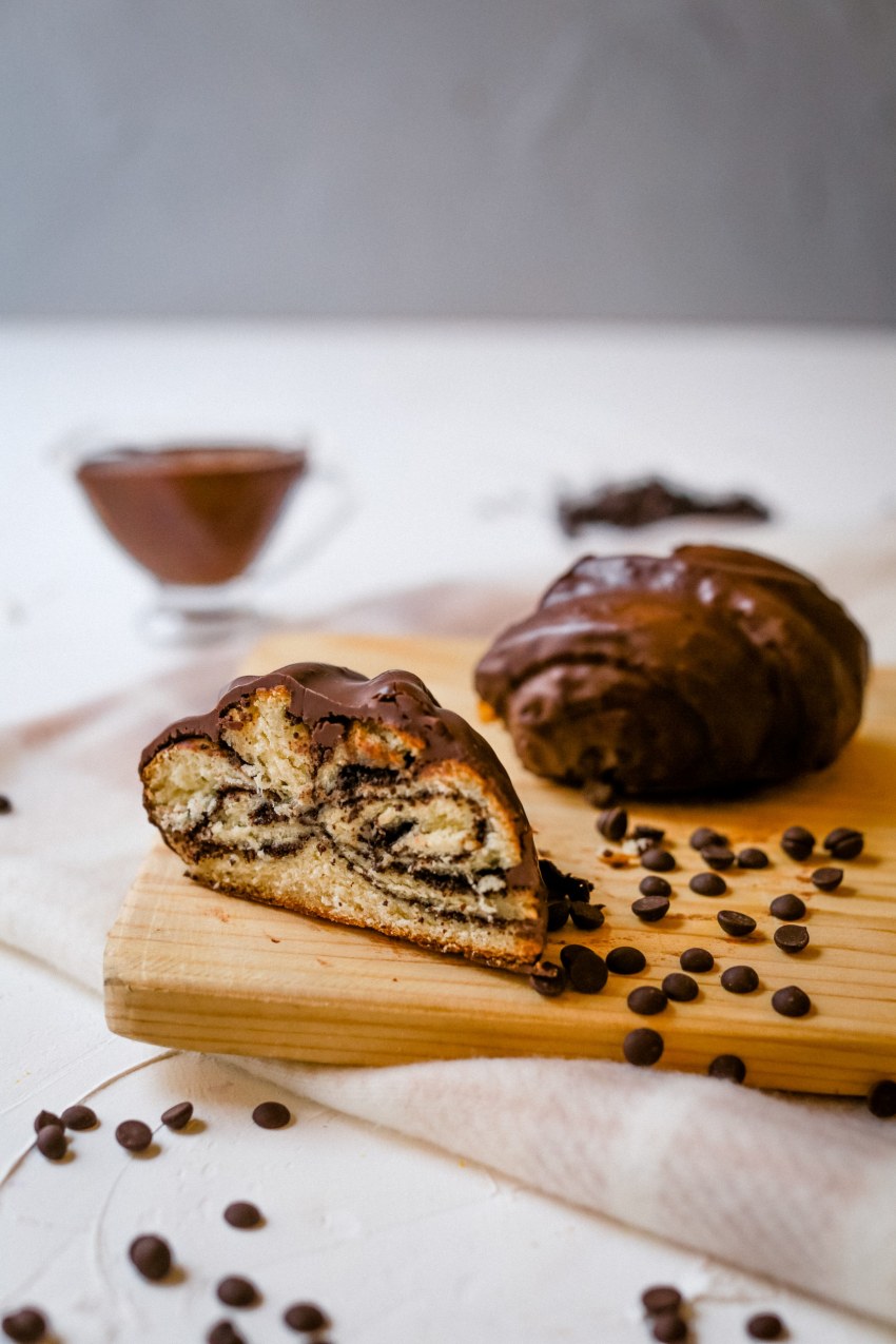 Булочка с маком и глазурью