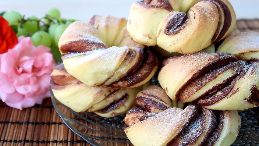 Булочка с маком и шоколадной глазурью