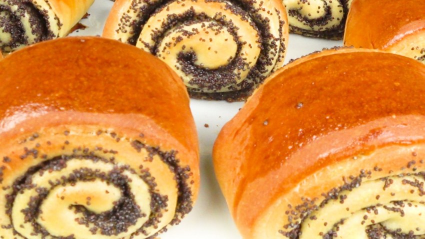 Рулет с маком и глазурью