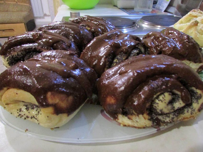 Формовка булочек с маком из дрожжевого