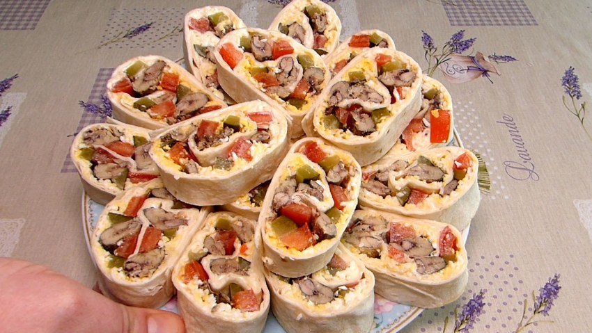 Рулетики из лаваша с картофелем, грибами и зеленью