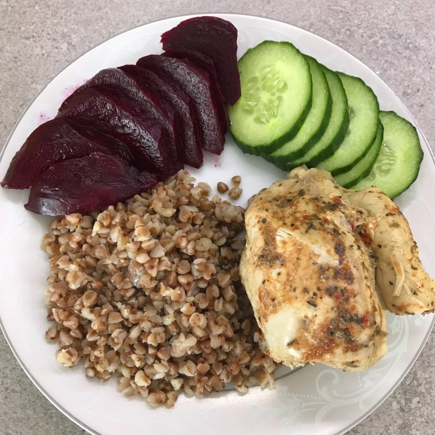 Куриная грудка с гречкой