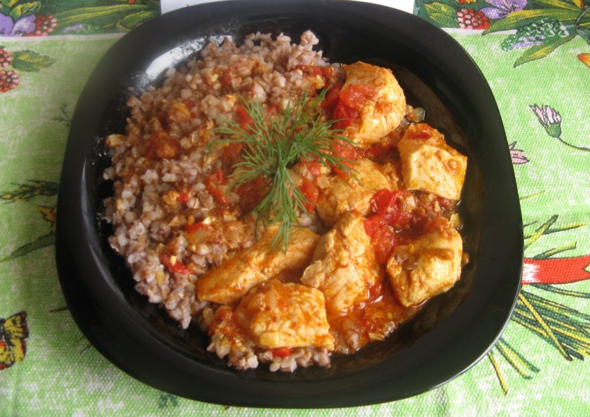 Гречка с грудкой и овощами