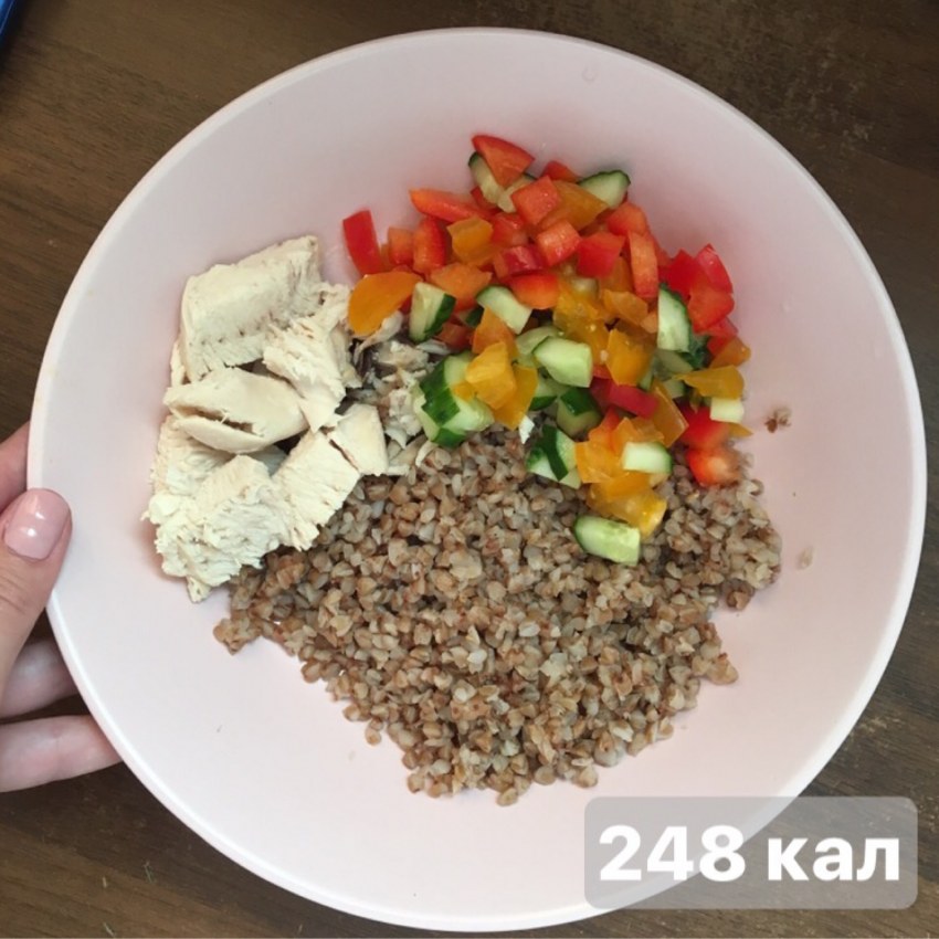 Гречка с грудкой и салатом