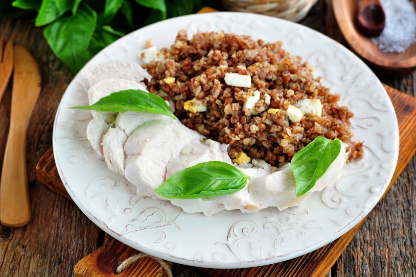 Вареная курица с гречкой