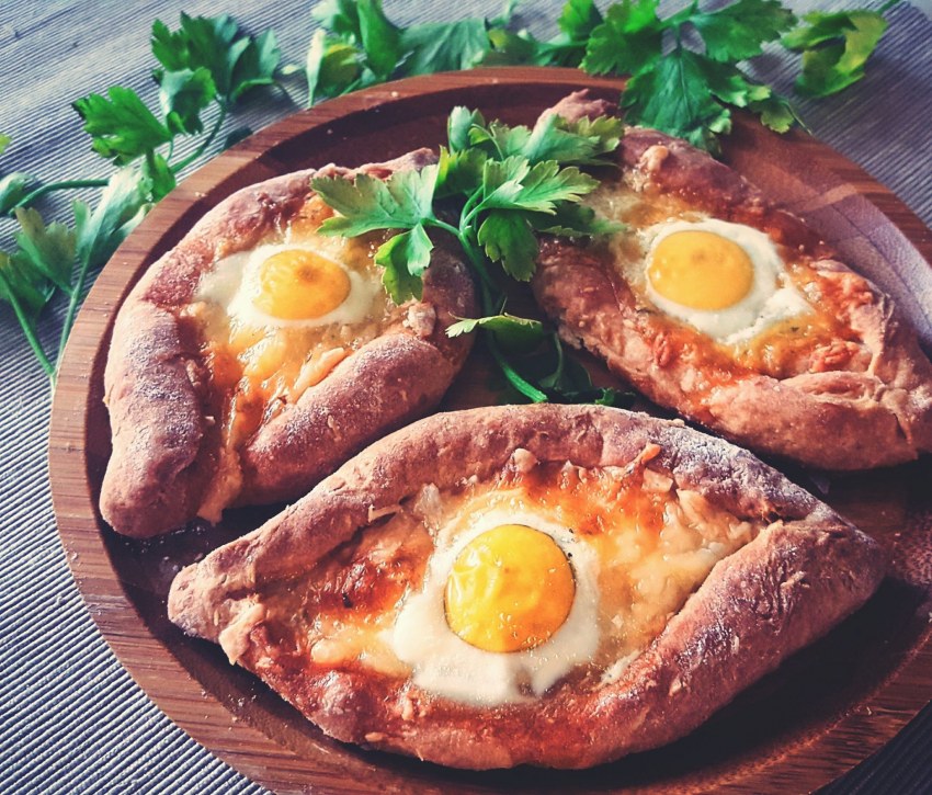 Лодочки из сосисок с яйцом