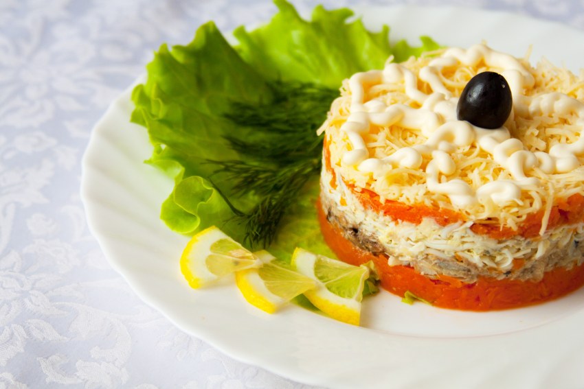 Салат с горбушей рисом и яйцом