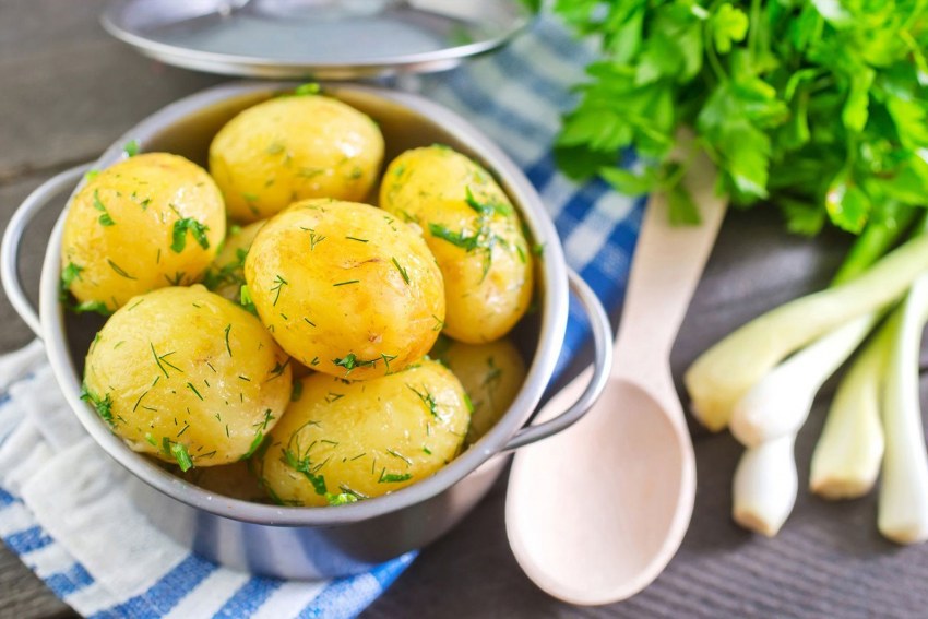 Картофель отварной с укропом