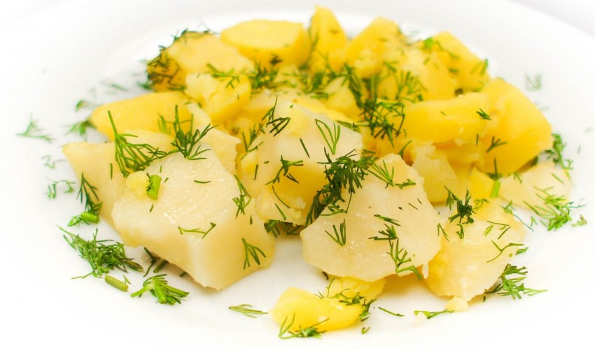 Вареная картошка с укропом и чесноком