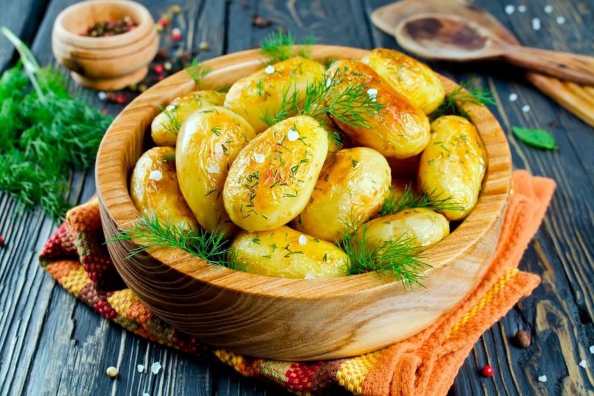 Молодая вареная картошка