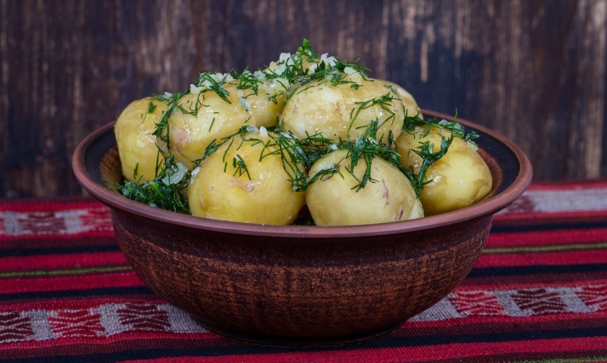 Вареная картошка с укропом