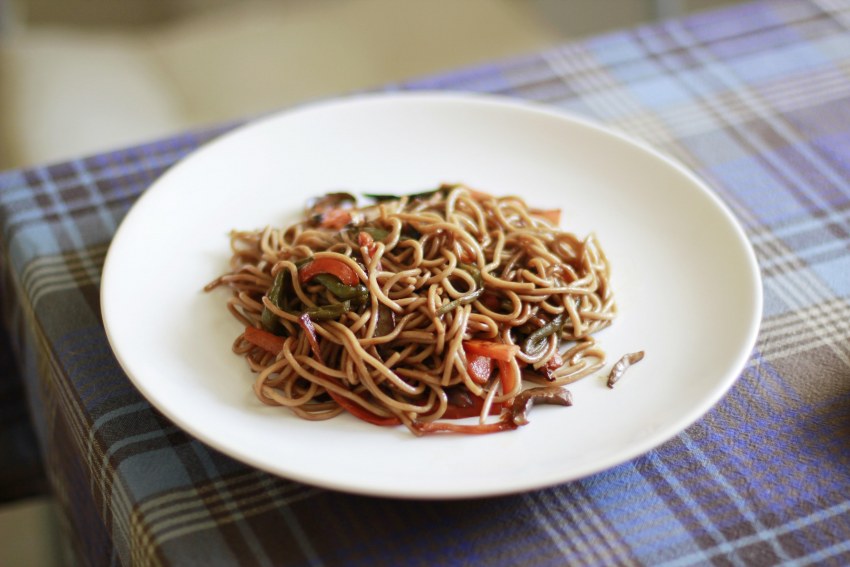 Wok гречневая лапша с курицей