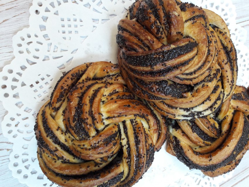 Плетёная булочка с маком